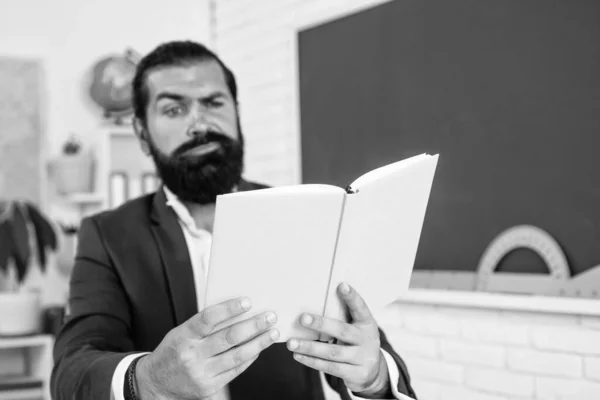 Guapo hombre de negocios maduro en ropa de negocios casual lectura libro mientras que la lección de la escuela, educación literaria — Foto de Stock