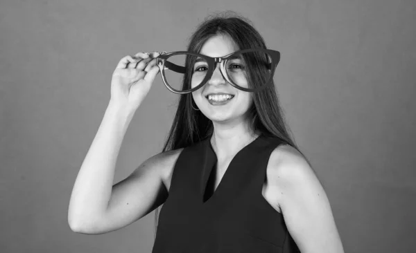 Trendi kinézetű lány vicces party szemüveg, szórakozás — Stock Fotó