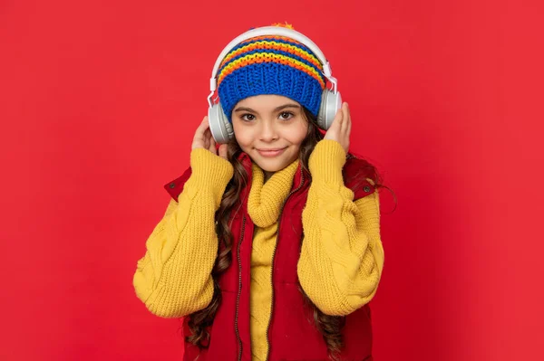 Criança alegre em chapéu ouvir música em fones de ouvido, fone de ouvido — Fotografia de Stock