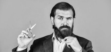 Tıraş olduktan sonra zinde hissediyorum. Kendine güvenen ve yakışıklı vahşi bir adam. Yüz bakımı. Sakallı hippi. Bıyıklı, vahşi, beyaz bir hippi. Erkek berber bakımı. Sakallı adam, saç fırçası ve makas tut.