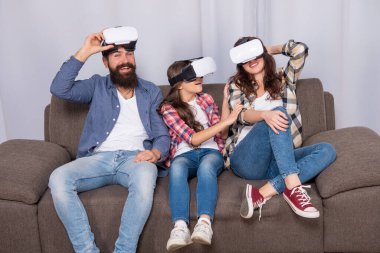 Sanal gerçeklik ailesi. Mutlu ebeveynler ve küçük kız modern teknoloji kullanıyorlar..