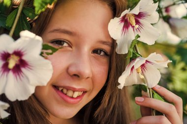 Güzel bir bahar sezonu. Yaz doğa güzelliği. Mutlu çocukluk. Çiçeği kokla..