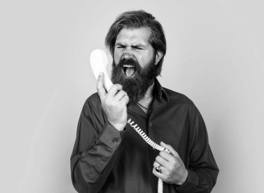 Beni sinirlendiriyorsun. Telefonda arkadaşınla konuş. Olgun erkek retro telefonu tutar. Sakallı ve bıyıklı adam çağrıya cevap veriyor. Telefon görüşmesi. Sakallı adam. Modern hayatta iletişim
