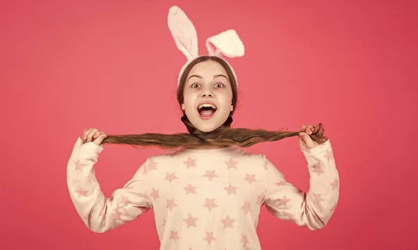 Niña feliz Pascua en conejito orejas de conejo y pijamas, vacaciones de Pascua — Foto de Stock