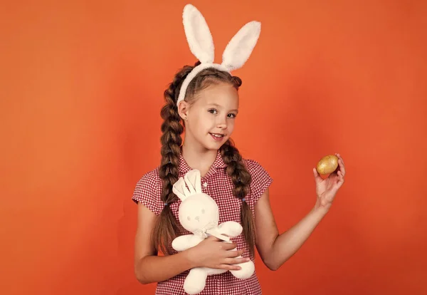 Kanin flicka hålla påsk kanin leksak redo för ägg jakt, påsk ägg — Stockfoto
