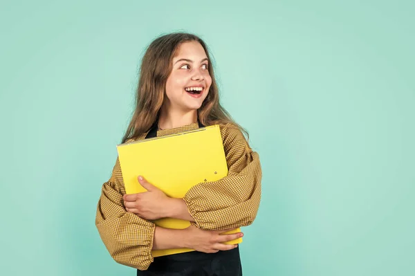 Будущий успех в бизнесе. учеба и работа. счастливая девочка-подросток с папкой документов. — стоковое фото