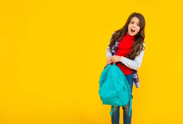 Unglückliches kind casual style mit rucksack auf gelbem hintergrund mit kopierraum, hochschule — Stockfoto
