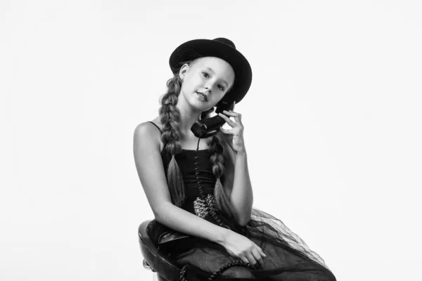 Stilvolle Kind sprechen auf Retro-Telefon isoliert auf weiß, Kommunikation — Stockfoto