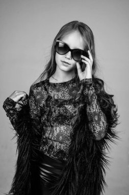 Uzun kıvırcık saçlı genç kız moda güneş gözlüğü takıyor, güzellik