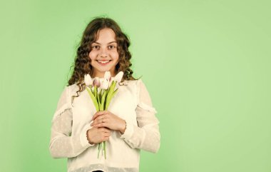 Tebrikler. Çiçekçi. Annem için. Mutlu kadınlar günü. Çocuk bayramını kutlayın. Anneler Günü konsepti için hediye. Küçük kız lale çiçekleri. Mutlu kız lale buketi tutuyor. Bahar tatili