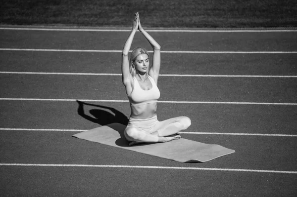 Utmanar sig själv. sexig fitness kvinna i sportkläder. Atletisk kvinnlig yoga på arenan. stretcha sport träning. Pilatestränare. yogi tränarutbildning. perfekt kroppsform. sinnes- och kroppsbalans — Stockfoto