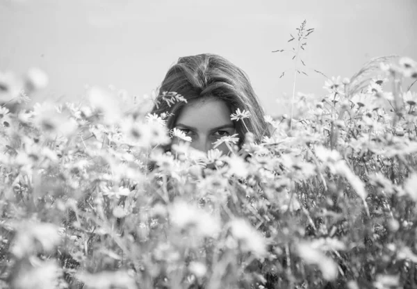 Schöne junge Frau im Kamillenfeld, Sommerschönheit — Stockfoto
