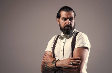 Bıyıklı ve sakallı yakışıklı hippi, erkek güzeli.