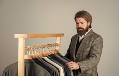 Moda yapılıyormuş. Terzi ölçer adamım. Çalışma alanında şık bir iş adamı. Moda tasarım stüdyosu. Erkek moda tasarımcısı. Bireysel insan eli ölçer. Adam içeride iş elbisesi sipariş ediyor.