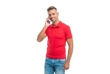 Sıradan gömlekli mutlu adam beyaz arka planda izole bir şekilde telefonla konuşuyor.