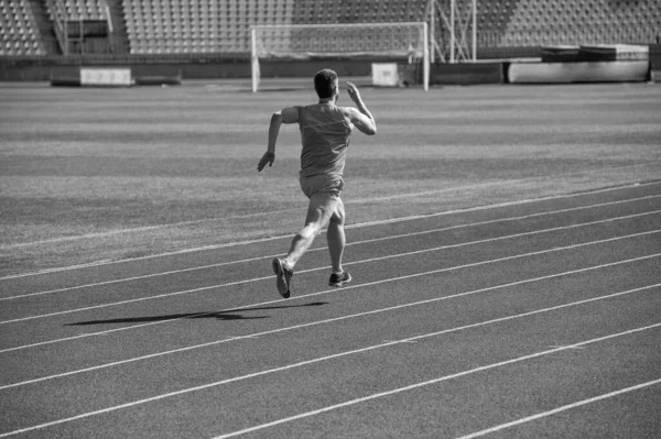 Férfi fut gyorsan az úton, állóképesség és állóképesség — Stock Fotó
