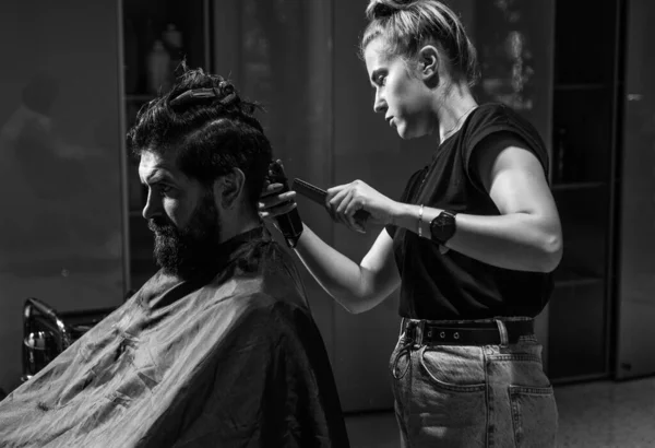 Tiro de peluquero corte de pelo del hombre guapo cliente, estilista sirviendo cliente en la peluquería — Foto de Stock
