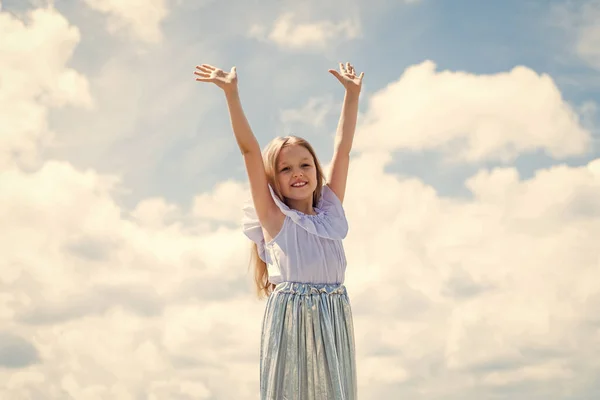 Criança feliz no vestido de verão no fundo do céu, despreocupado — Fotografia de Stock