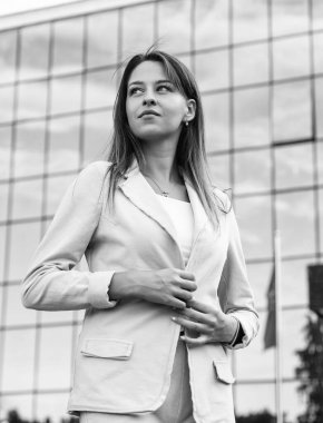 Kendine güvenen bir güzellik. Kadın ofis tarzı. Modern yaşam konsepti. Resmi giysili bayan. Çevik iş. Her zaman şık ol. Şık bir iş kadını şık bir ceket giyer. Kendine güvenen kız dışarıda