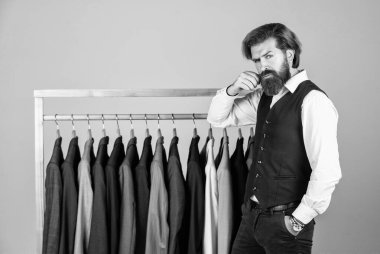 Kıyafet seçen bir adam, mağaza konsepti.