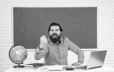 Sınavı geç. Öğrenmek zordur. Stresli hippi öğretmen. Aşırı çalışan, sakallı, stresli bir adam. Çalışmada sorunlar. resmi eğitim. Erkek öğrenci zor bir ders sırasında sınıfta oturuyor.