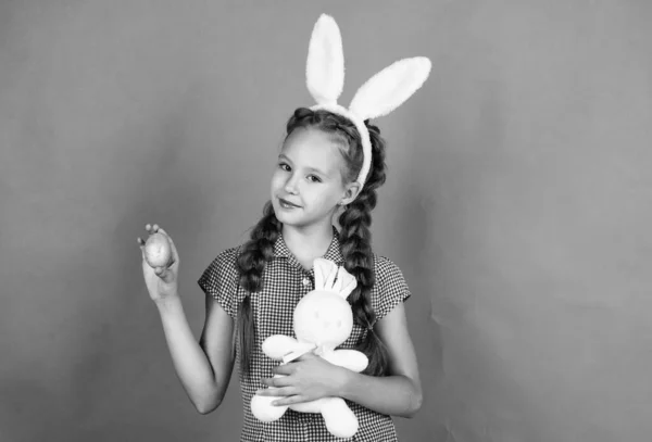 Deliciosas golosinas. chica feliz sosteniendo juguete liebre de Pascua. Los niños usan orejas de conejo. Niño disfrazado de conejo. vacaciones de primavera divertido. Feliz Pascua. Comenzó la búsqueda de huevos. felicidad infantil. Preparándose para la Pascua —  Fotos de Stock