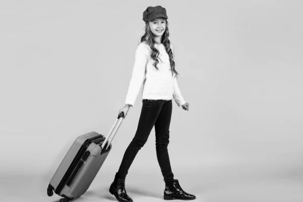 Ik kom eraan. Klaar voor de vakantie. avontuur. Gelukkig tienermeisje met tas. lente kid mode stijl. — Stockfoto