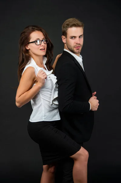 Elegante casal formal no amor em negócios olhar no fundo preto, parceiros — Fotografia de Stock