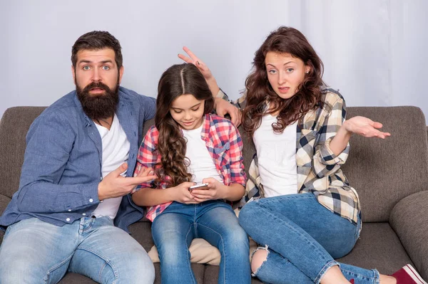 Pais infelizes reclamam da filha passando muito tempo no smartphone, criança — Fotografia de Stock