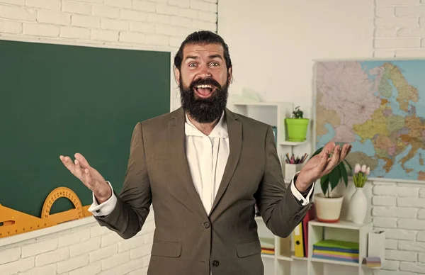 Maturo hipster barbuto con barba e baffi vestito in classe scuola, istruzione — Foto Stock