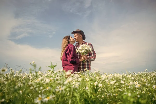 Retrato de sol de pareja feliz al aire libre en la ubicación de la naturaleza al atardecer, verano cálido — Foto de Stock