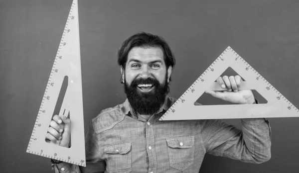 Mężczyzna zadowolony z rozmiaru mierzonego na trójkątnym linijce narzędzie matematyczne, szkoła matematyki — Zdjęcie stockowe