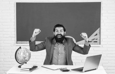 Mutlu adam öğretmen dizüstü bilgisayar ekranında çevrimiçi kurs, modern işyeri