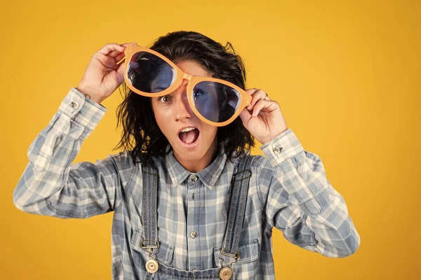 Sorridente hipster feminino com roupas da moda e óculos de festa, verão — Fotografia de Stock