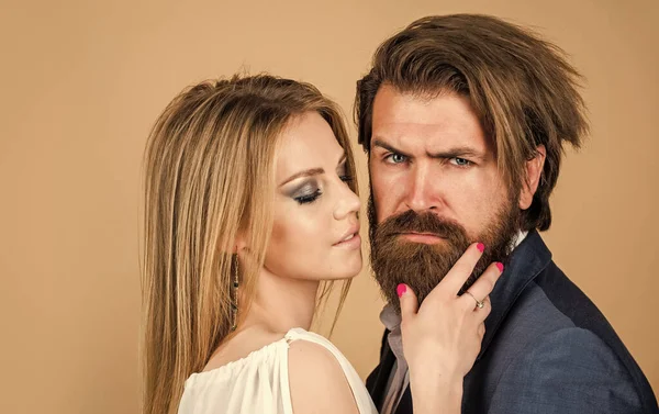 수염을 기른 남자와 섹시 한 여자를 사랑하는 커플은 — 스톡 사진