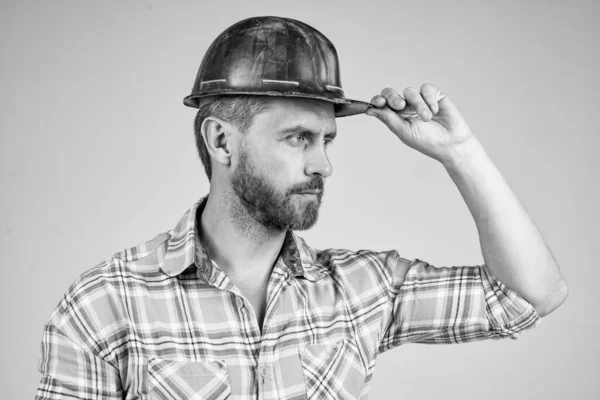 Arquitecto hombre con mirada seria. tipo usar uniforme de trabajador. apuesto constructor en casco. —  Fotos de Stock