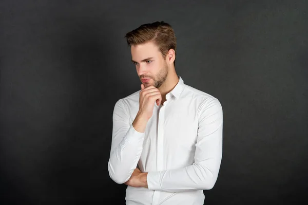 Νεαρός άνδρας σε λευκό πουκάμισο σε μαύρο φόντο, μόδα — Φωτογραφία Αρχείου