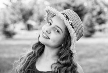 Güneş kremi ve güneş şapkası tak. Mutlu kız yaz manzarası gülümsüyor. Pediatrik cilt rutini. Doğal cilt bakım ürünleri. Güzellik bakışı. Cilt bakımı