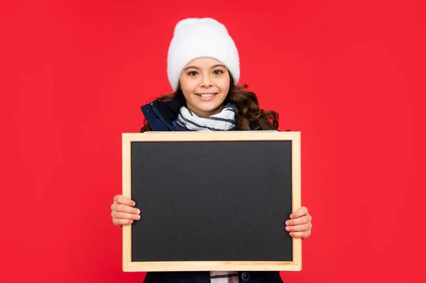 Criança alegre de volta à escola. anúncio e propaganda. vendas de inverno. — Fotografia de Stock