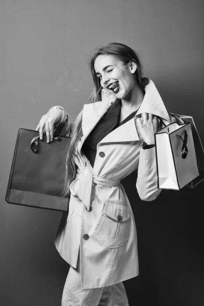 Femme à la mode dans des vêtements élégants tenir des sacs à provisions, cyber lundi — Photo