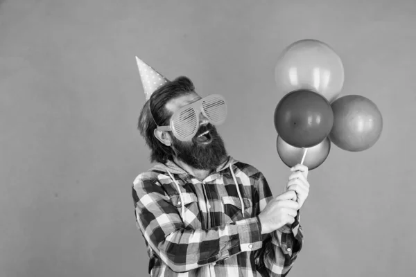 Ich mag es. Stilvolles Männchen, das Spaß am Geburtstag hat. bärtiger Mann feiert Feiertag. Jubiläum. Überraschung für ihn. Eventmanager mit Geschenk. Älterer Mann im karierten Hemd mit Party-Luftballons — Stockfoto