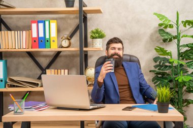 Happy Freelancer ofisteki internet iletişimini kullanıyor. Kahve ve iş iletişimi tutuyor..