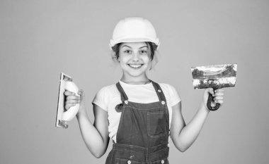 Dünyama hoş geldin. Gelecekteki mühendis. Mutlu çocuk spatula tamir aleti kullanıyor. İnşaat alanı. Çocuk mimar. İşçi Bayramı konsepti. Çocukluk gelişimi. Genç kız asistanı