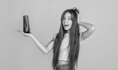 Aman Tanrım. Vücut bakımı kozmetik banyo. Deri losyonu. Güçlü ve dirençli. Neşeli kız saçını düzleştirmeye hazır. Genç çocuk saçlarını şampuanla temizliyor. Çocuk duş jeli sunuyor.