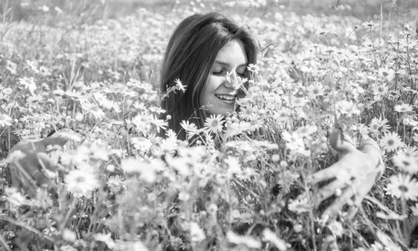 Ritratto di felice ragazza allegra nel campo di fiori di camomilla estate, godere della natura — Foto Stock