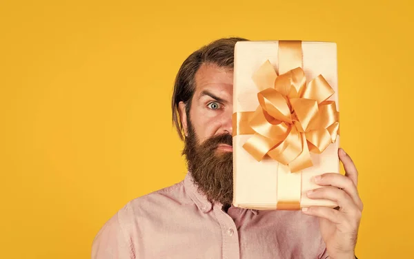 Hombre maduro con barba y moderno peinado celebrar caja de regalo, aniversario — Foto de Stock