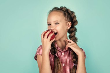 Çocuk elma yiyor. Meyveli çocuk. Mutlu çocukluk. Elma yiyen genç kız. Sonbahar hasadı. Bahar mevsimi meyveleri. Vitamin dolu. Sadece organik yiyecekler. Doğal ve sağlıklı. Bahar gününün tadını çıkar.