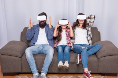 Dijital gelecek ve yenilik. Modern hayat. Baba, anne ve çocuk kablosuz internet gözlüğü..