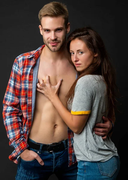 Jóvenes. sexy hombre y mujer abrazando. chico y chica juntos. unidad.. —  Fotos de Stock