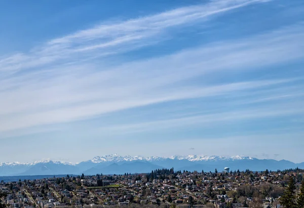 Paisaje urbano y cordilleras heladas sobre fondo azul cielo, espacio de copia — Foto de Stock